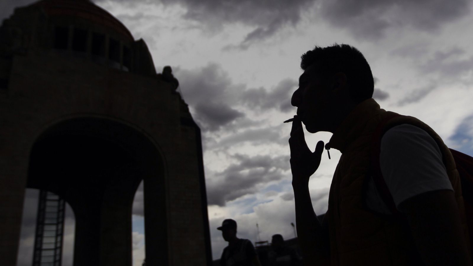 Opinions enfrontades sobre l\'enduriment de la llei antitabac