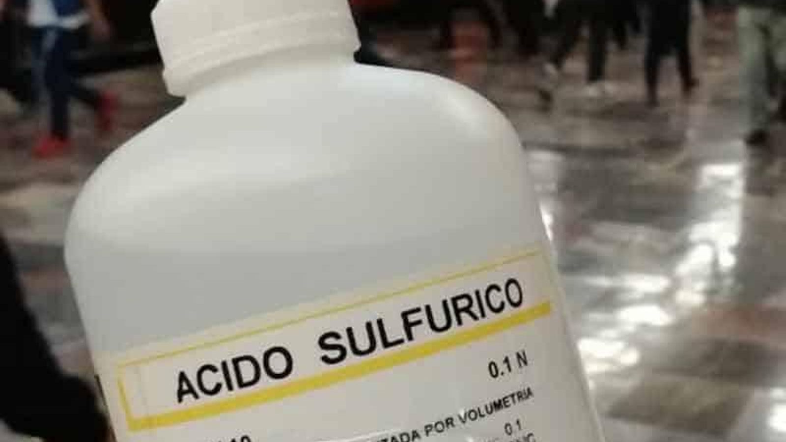 Imatge d'arxiu d'una ampolla d'àcid sulfúric