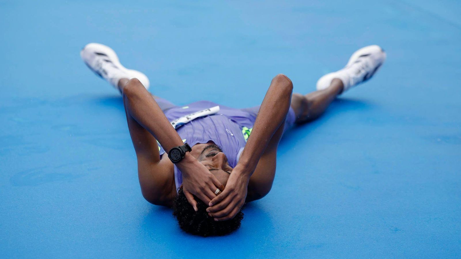 Kejelcha, a l'arribada a meta en la Mitja Marató de València