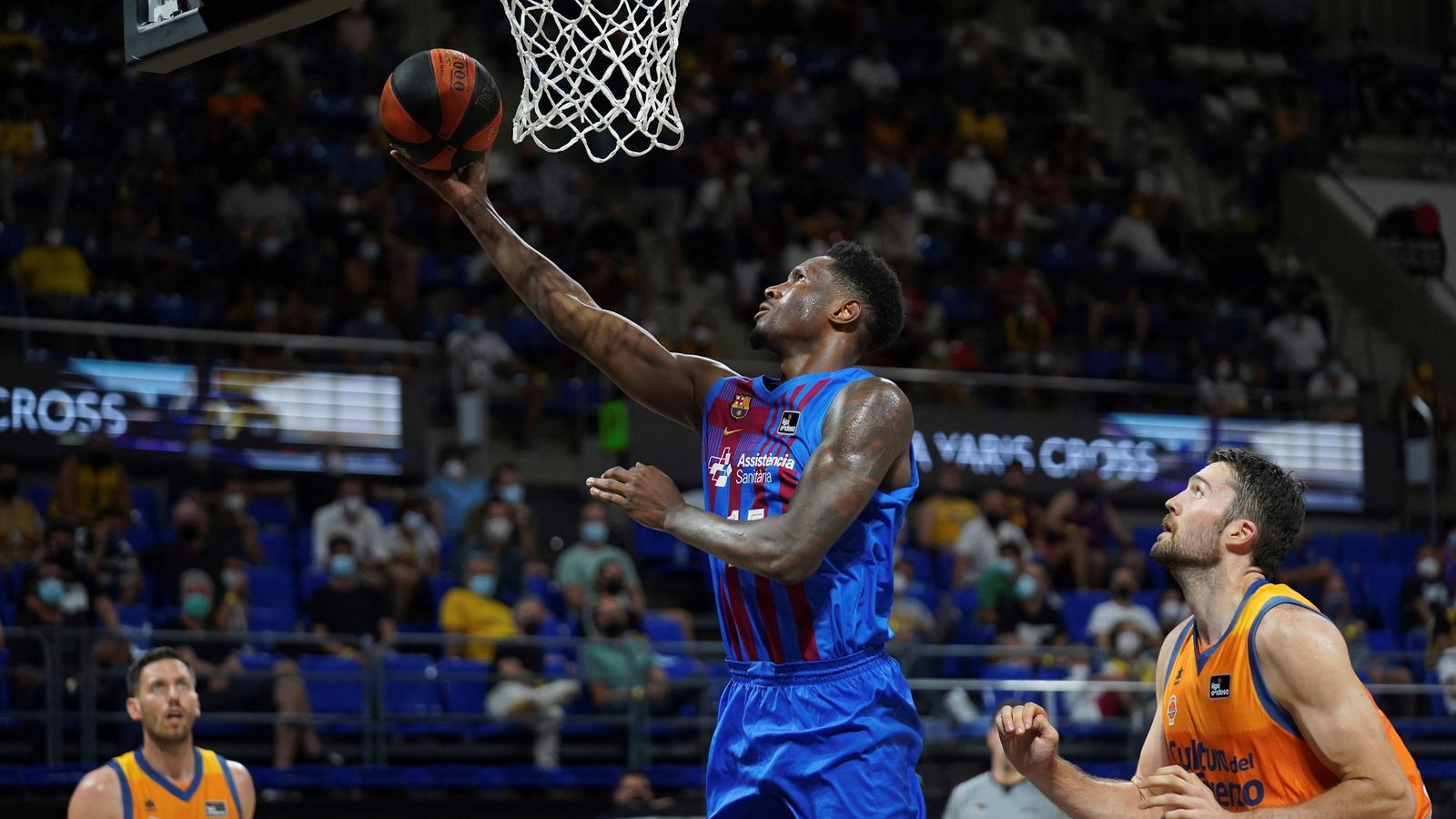 Els taronja Van Rossom i Tobey miren com el blaugrana Hayes encistella de safata