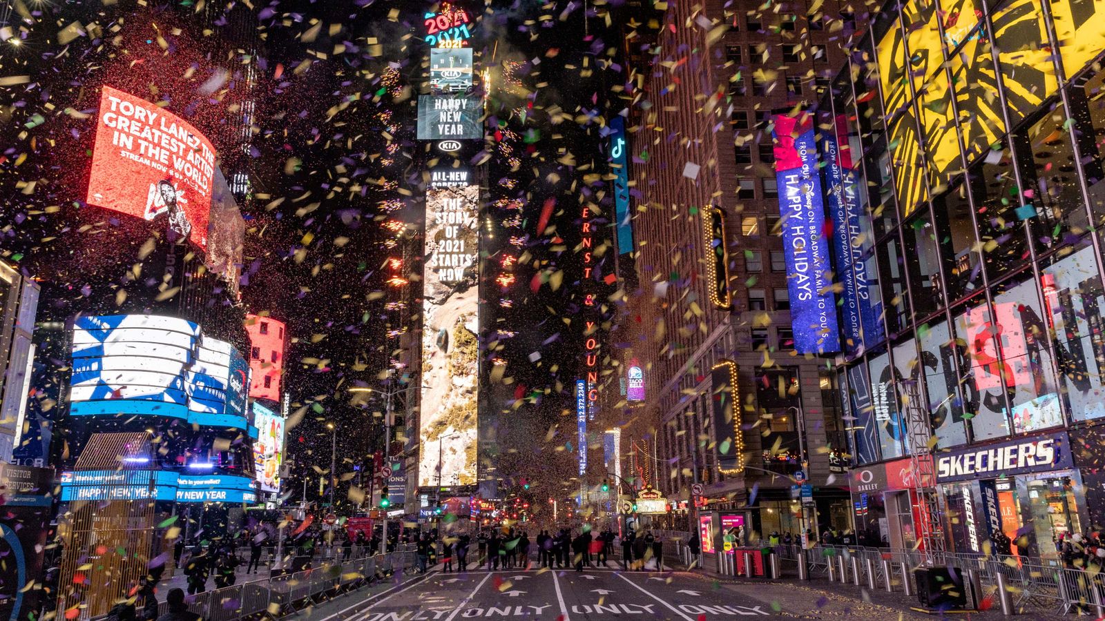 El confeti sobrevola lliurement Times Square. La icònica plaça rep l'any sense gent