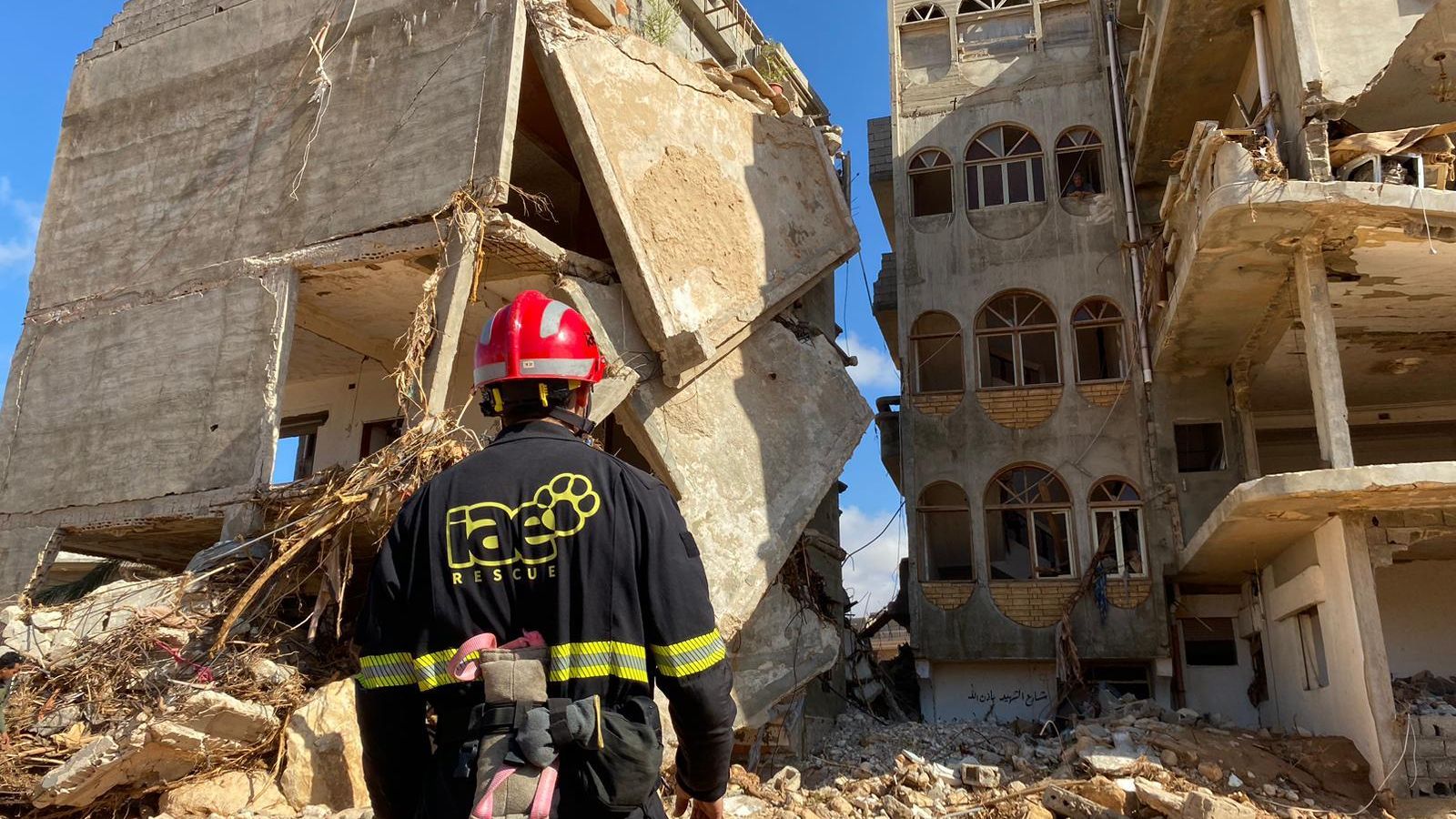 Un bomber de l'ONG IAE buscant supervivents a la ciutat líbia de Derna