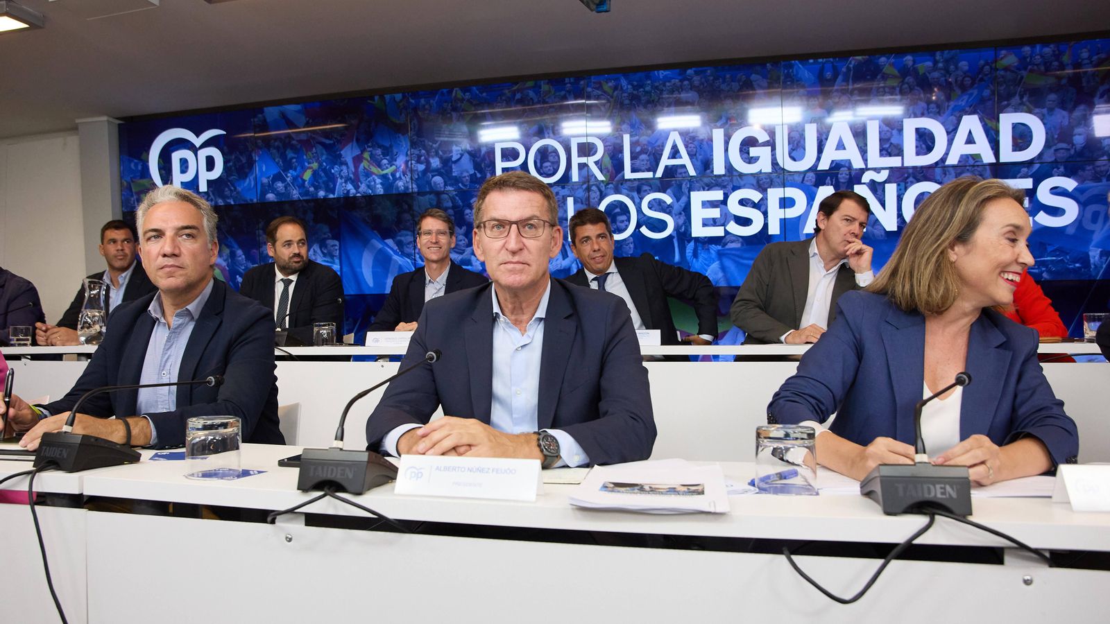 Mazón, darrere de Feijóo, en la reunió de la junta directiva nacional del PP aquest dilluns a Madrid Mazón darrere de Feijóo en la reunió de la junta directiva nacional del PP aquest dilluns a Madrid