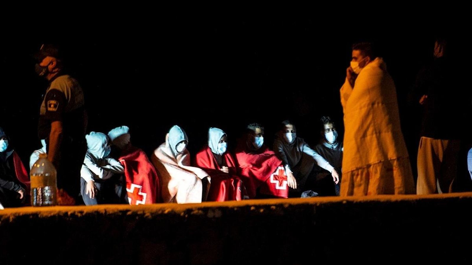 Un grup de supervivents de la pastera que ha naufragat a Lanzarote reben assistència sanitària