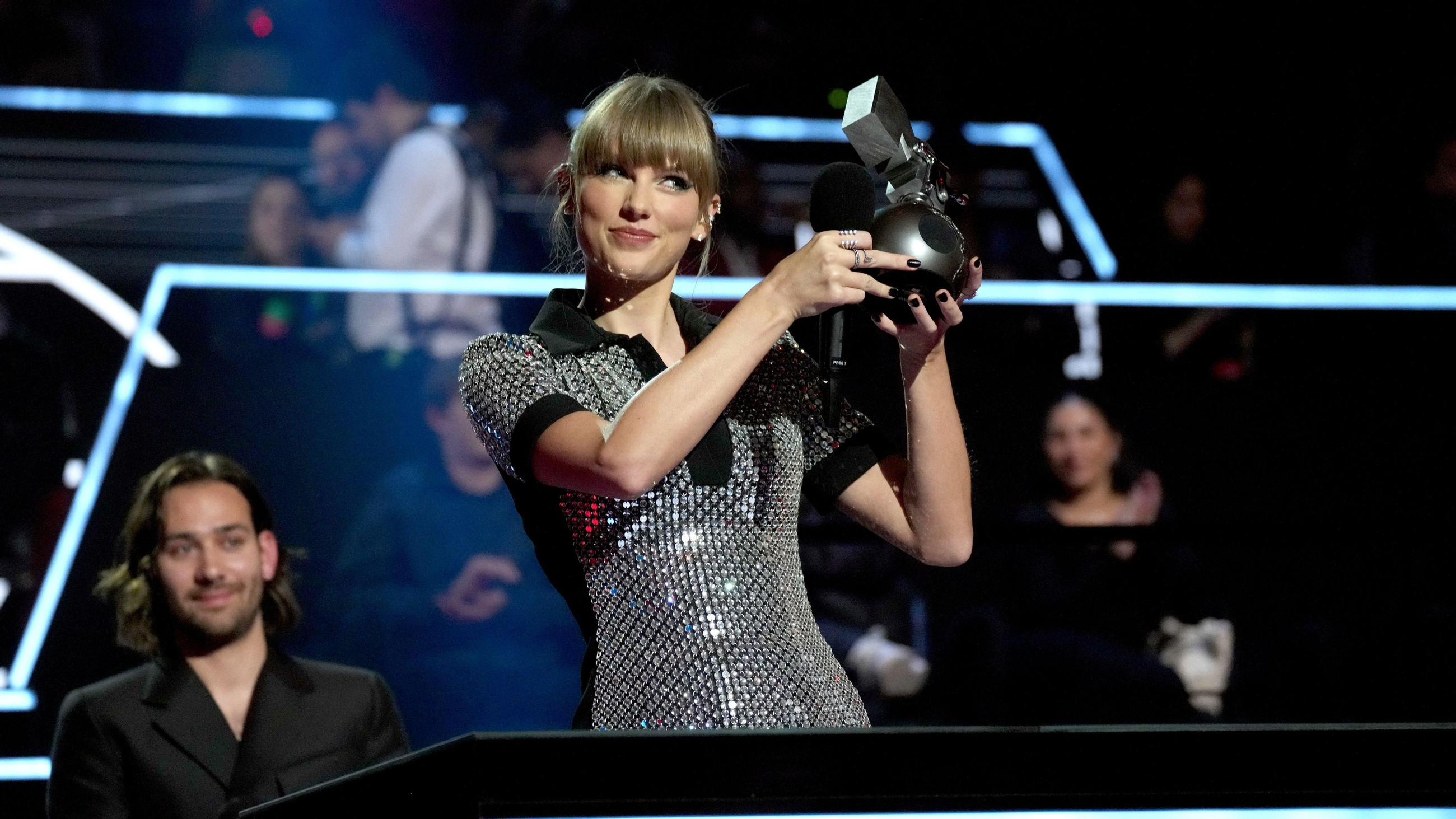 Taylor Swift en la recollida dels MTV EMA en l'edició del 2022 a Düsseldorf Taylor Swift en la recollida dels MTV EMAs en l'edició de 2022 a Düsseldorf