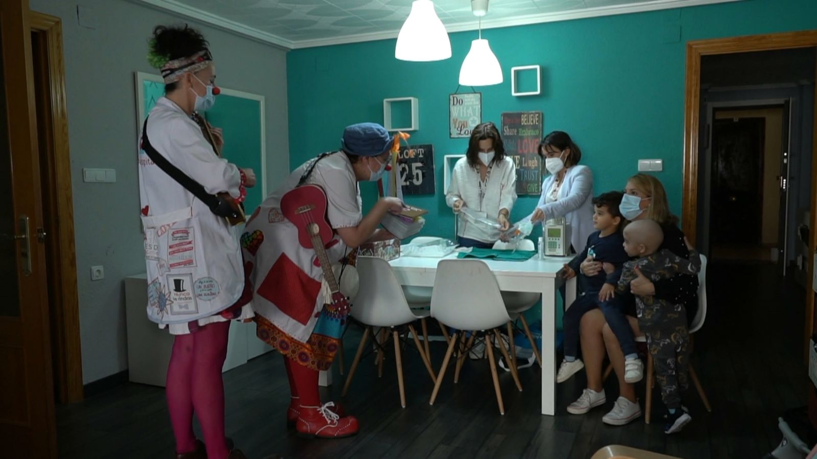 Payasospital actua al domicili d'una família amb un xiquet amb tractament domiciliari