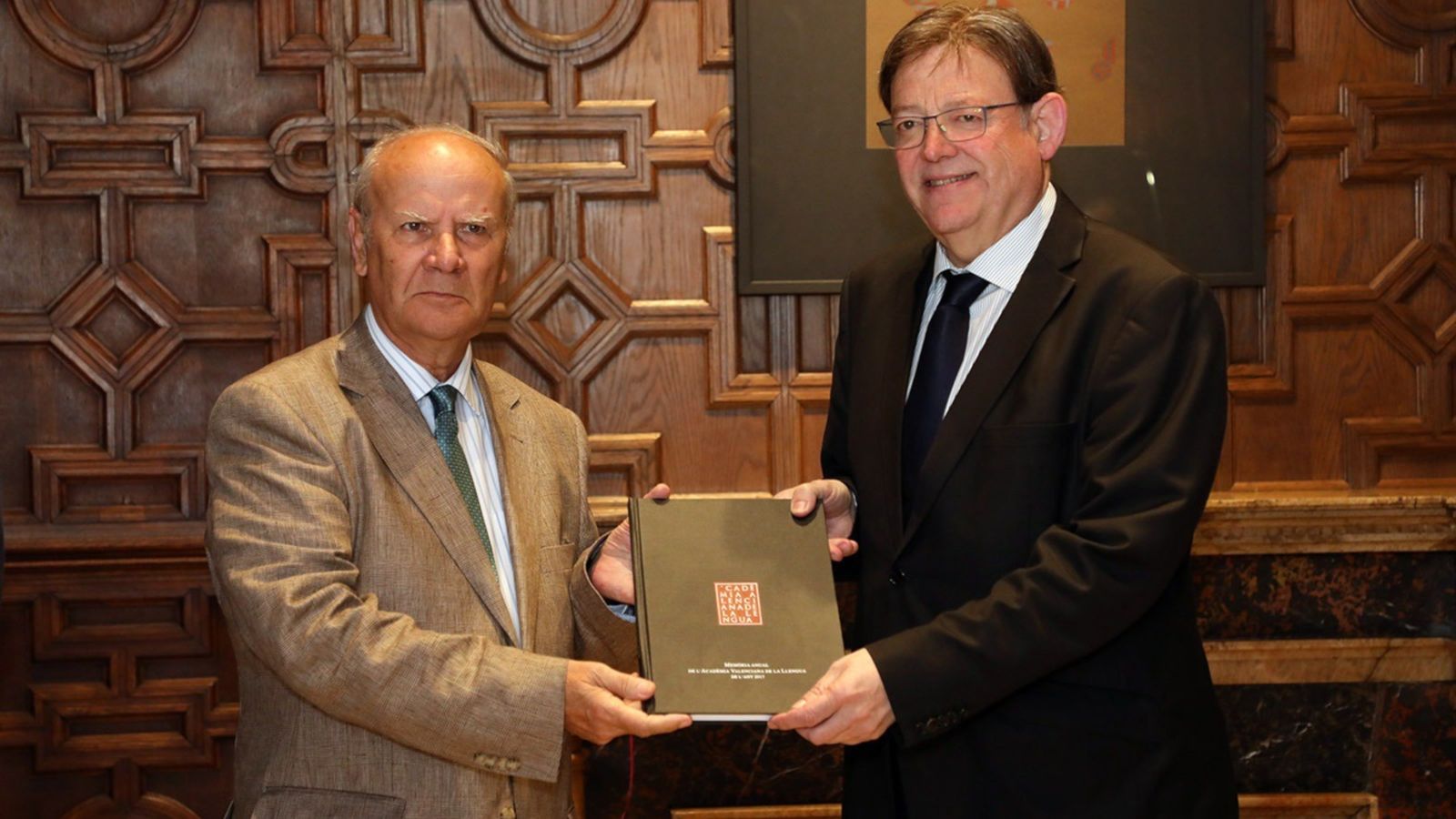 Ramón Ferrer, President de l'AVL fa lliurament de la memòria anual a Ximo Puig.