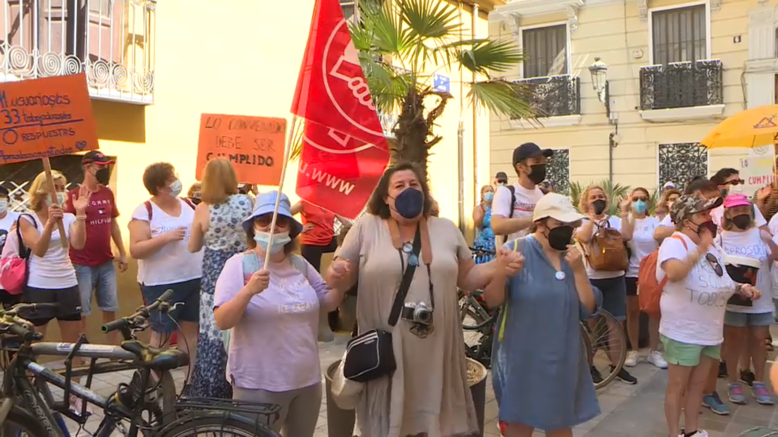 Detall de la protesta pels impagaments a La Xara