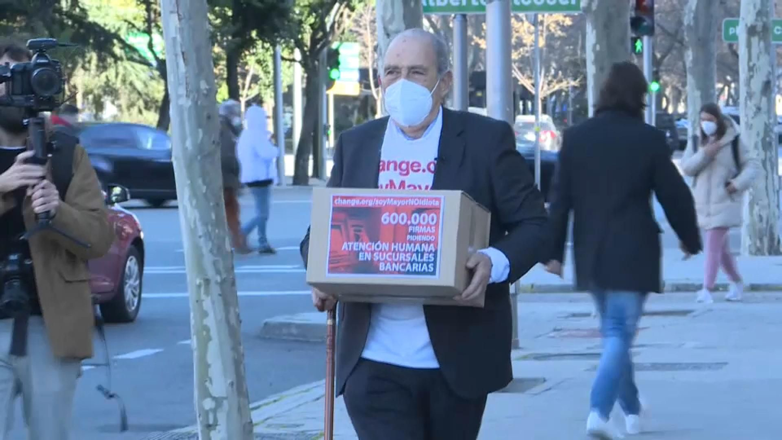 Carlos San Juan amb la caixa que conté les firmes de camí al Mininisteri d'Economia