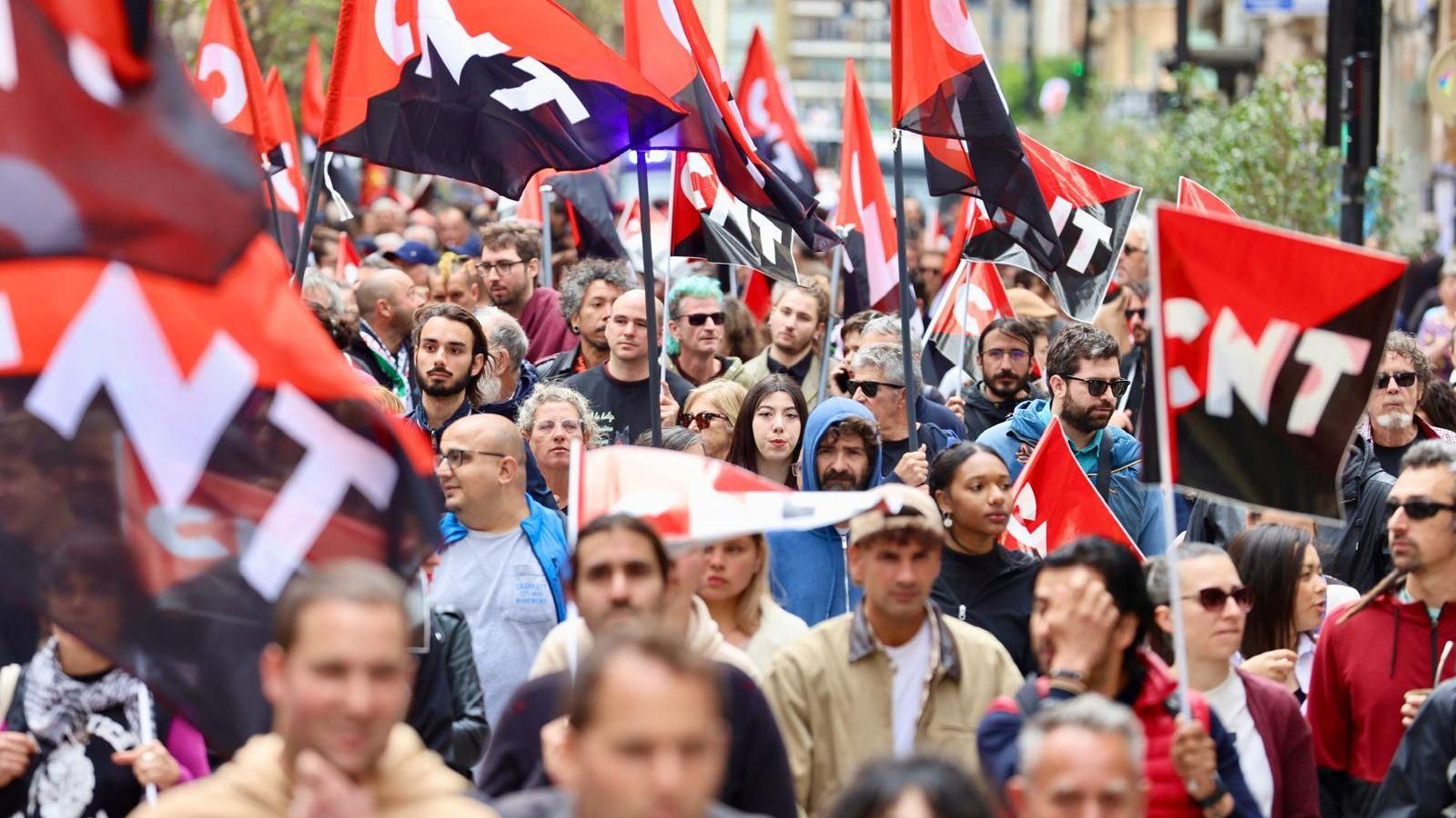 La marxa de la CNT que ha recorregut el centre de València per a reivindicar una jornada laboral de 30 hores