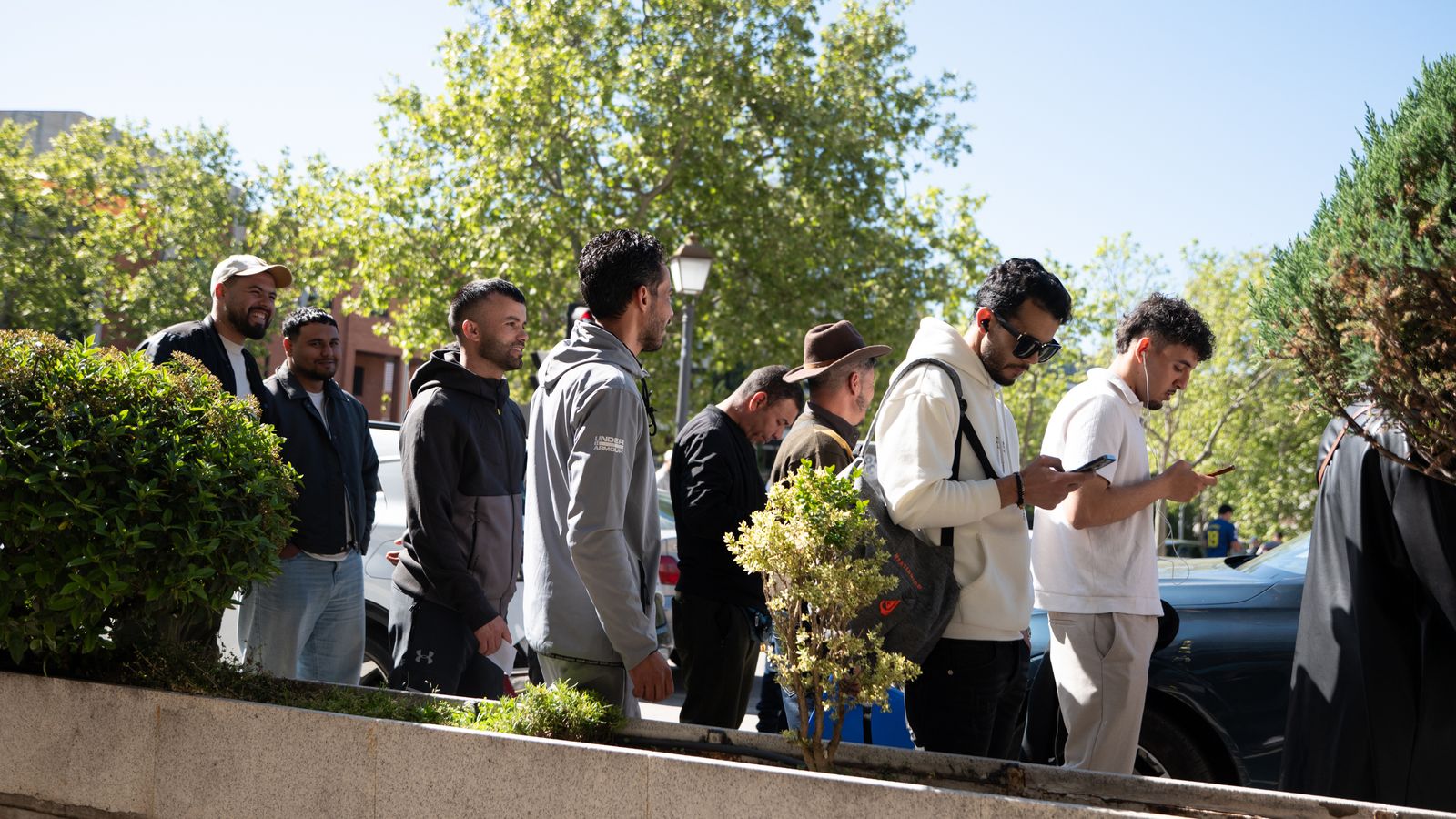 Diverses persones fan cua a l'ambaixada de Marroc a Madrid