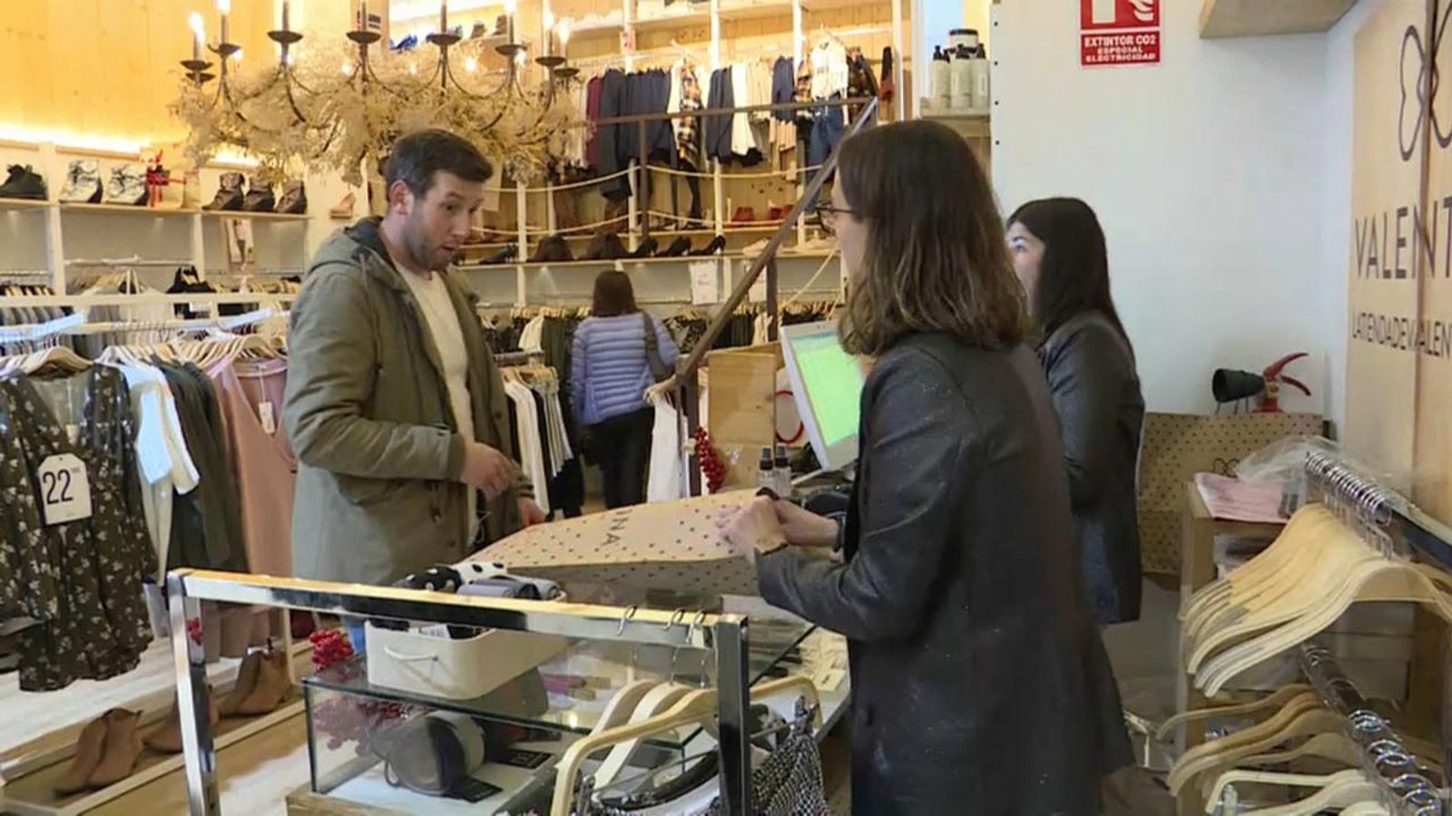 Clients en un comerç de València en una imatge d'arxiu