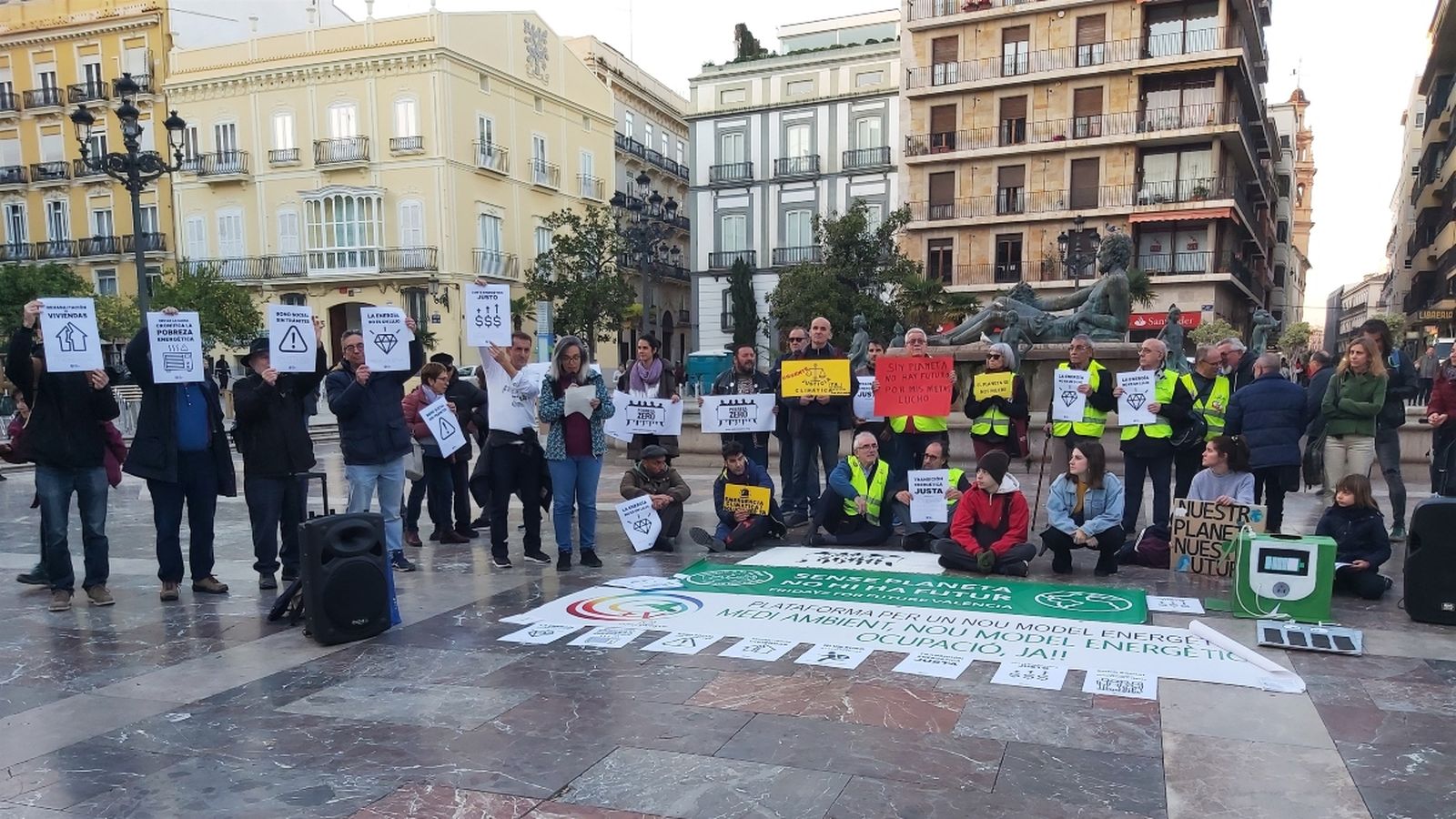 Organitzacions ecologistes es concentren a València contra la pobresa energètica