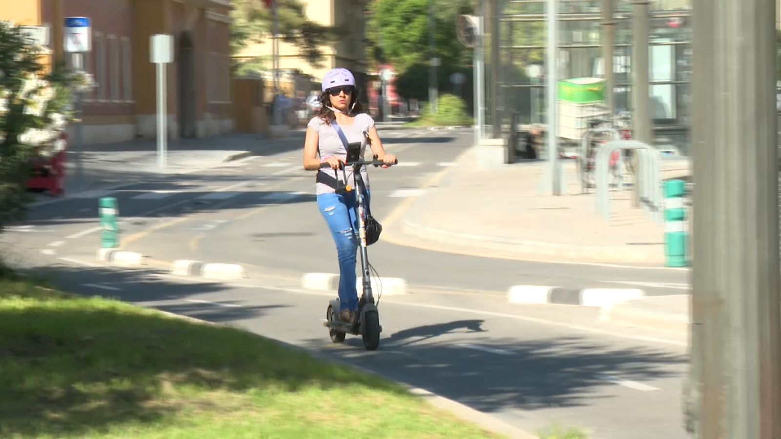 En la imatge, una dona conduint un patinet