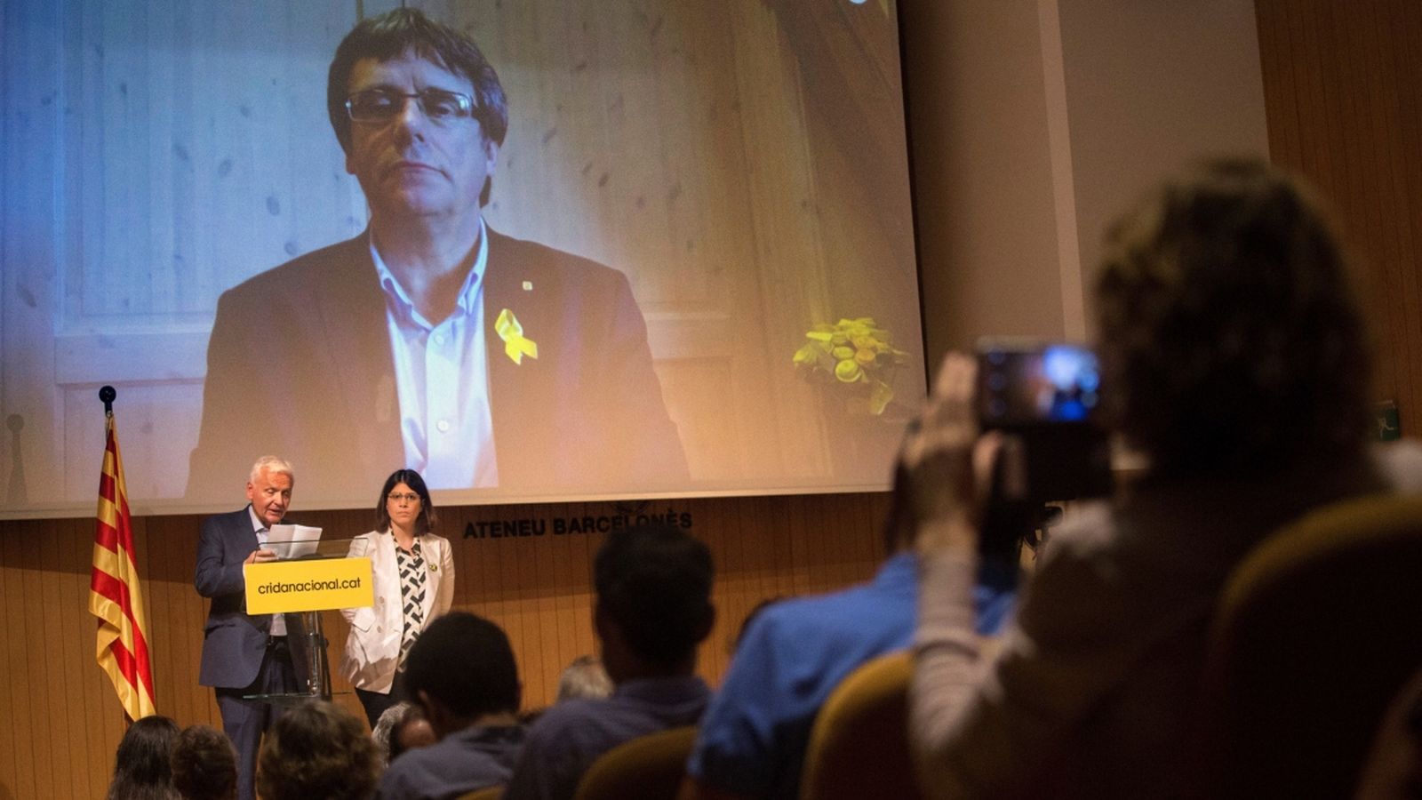 El delegat de la Generalitat a Madrid, Ferran Mascarell i la portaveu adjunta de JxCat, Gemma Geis lligen el manifes de presentació de la "Crida Nacional per la República" en un acte a l'Ateneu de Barcelona