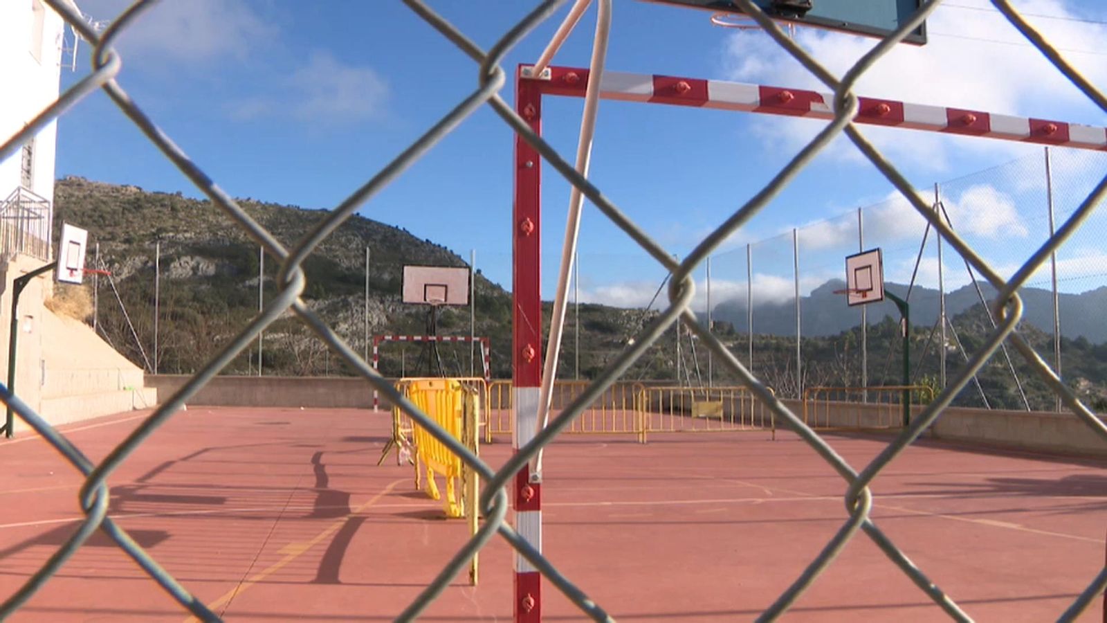 El pati de l'escola de Tàrbena, desert