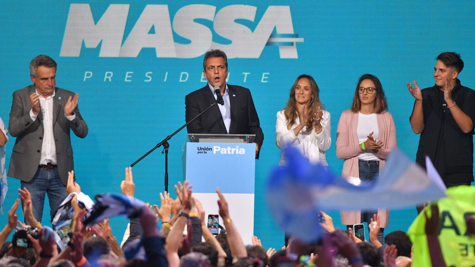 El candidat d'Unió per la pàtria, Sergio Massa, intervé davant els simpatitzants en conèixer els resultats electorals