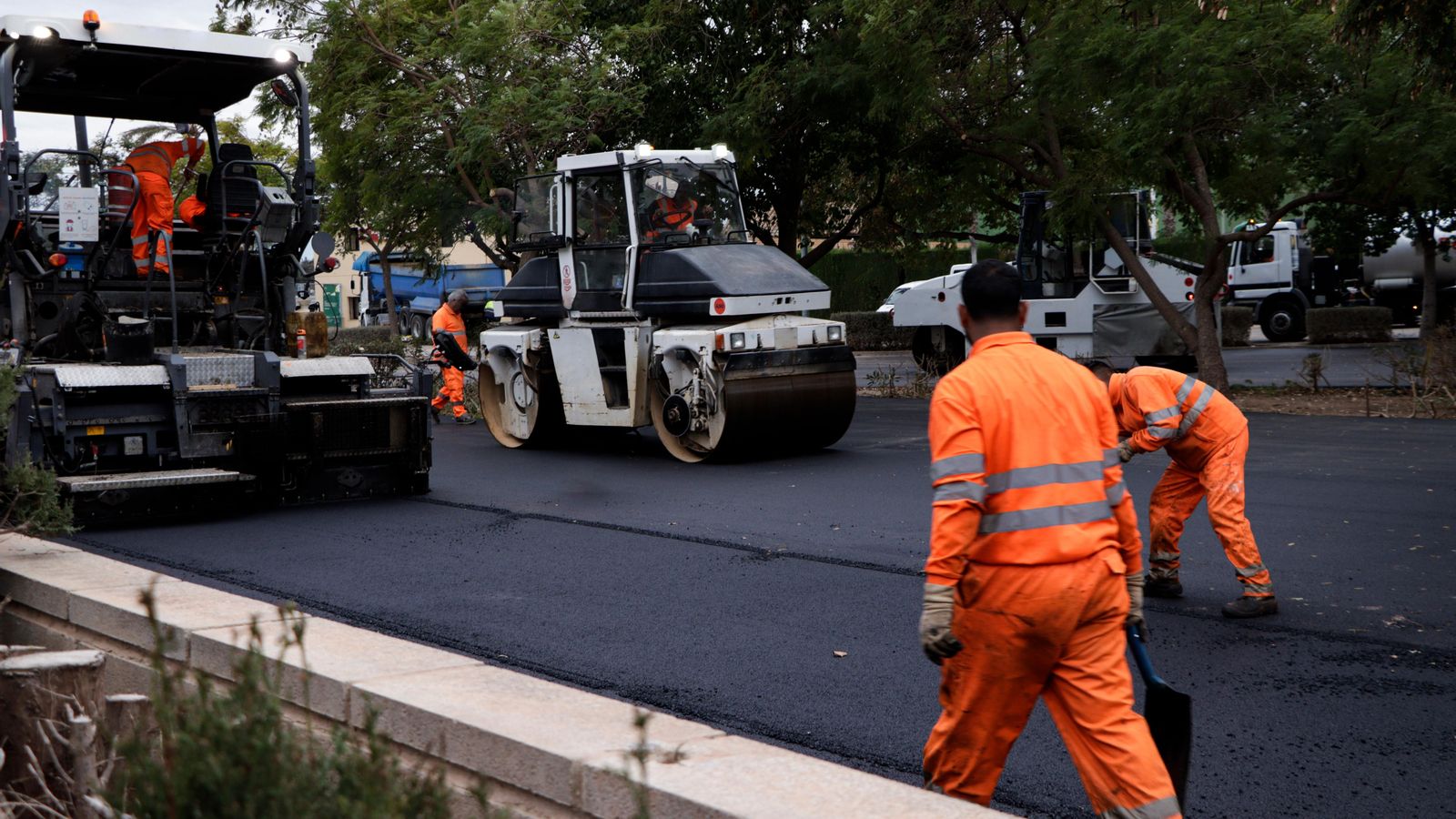 Operaris treballen asfaltant un carrer de València