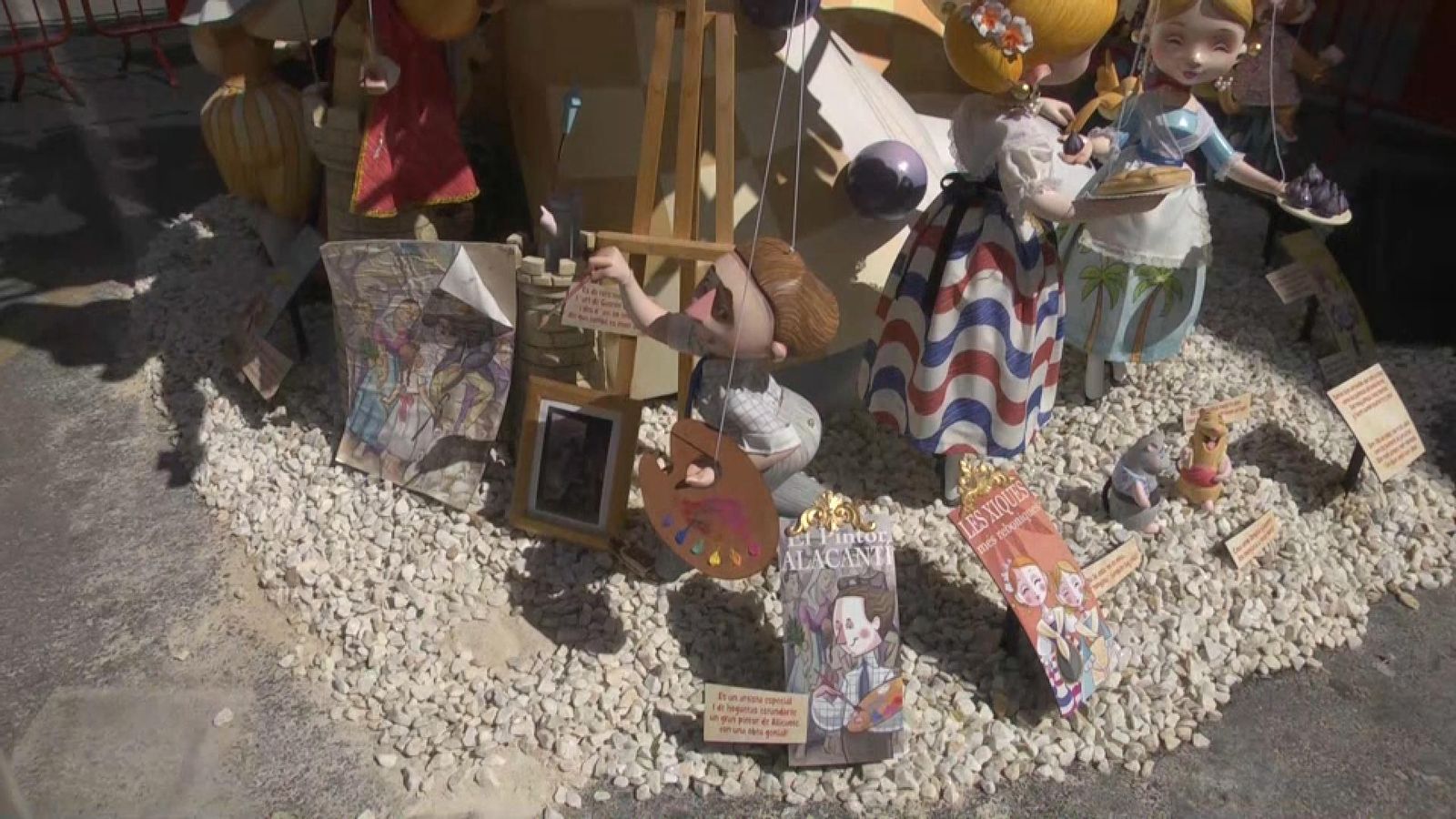 Buit que ha quedat, al costat del ninot del pintor, després que algú furtara un ninot del monument infantil de Foguerer-Carolines