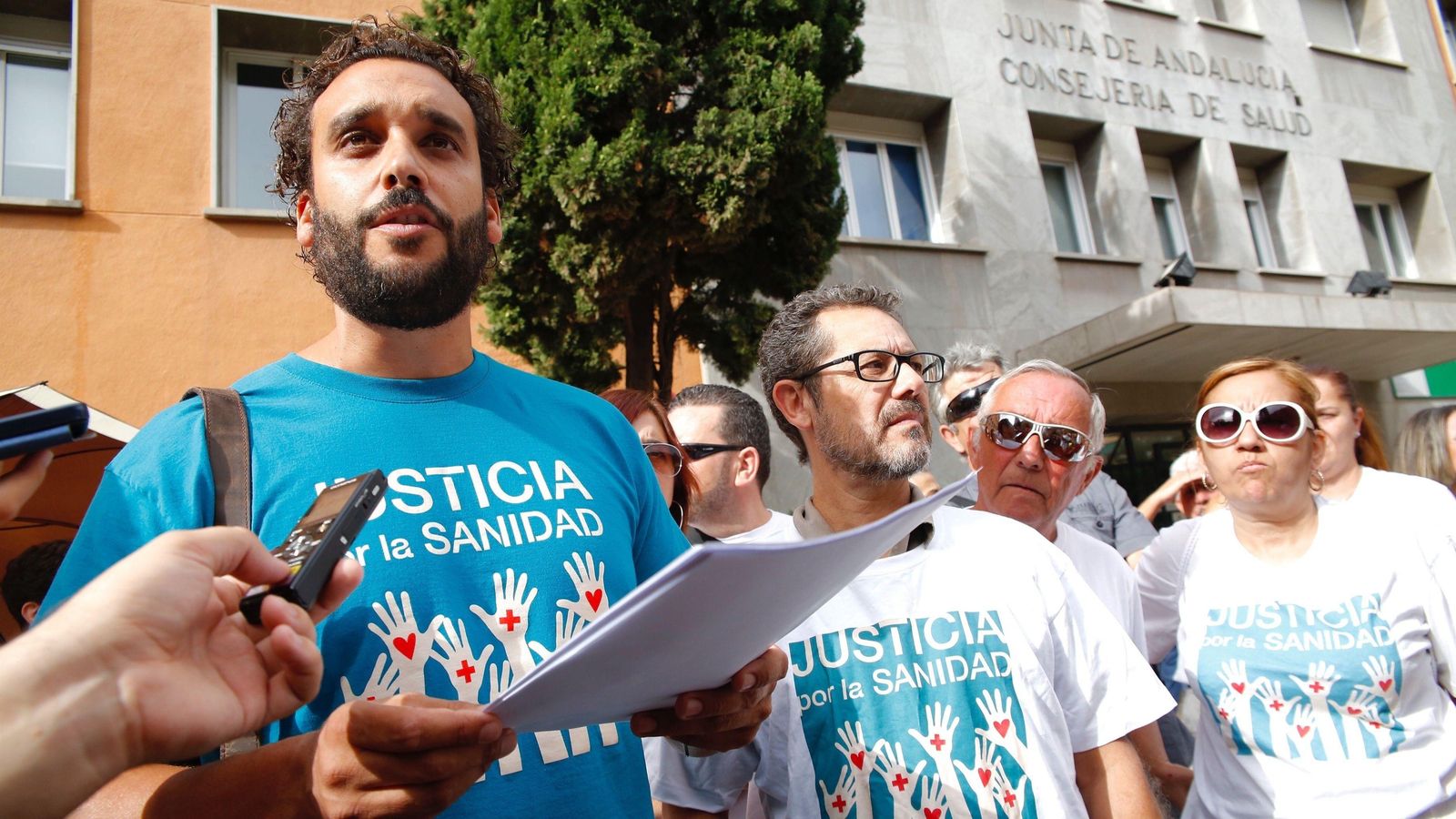 Jesús Candel, a l'esquerra, en un dels actes de protesta per a reivindicar una sanitat pública de qualitat