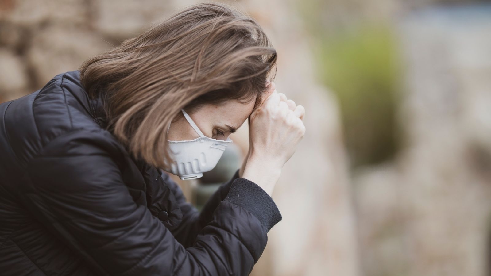 Una dona amb grip porta mascareta