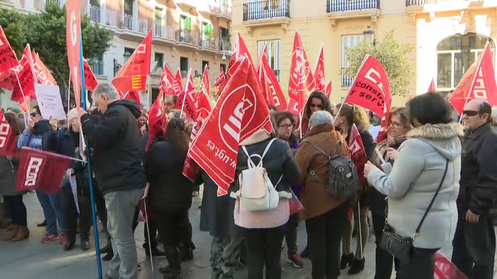 Manifestació de treballadores de la neteja a les portes de la Generalitat.