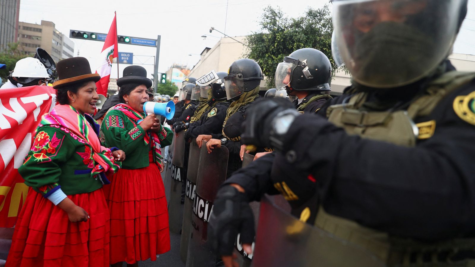 Indígenes protesten davant dels agents antidisturbis durant una manifestació contra el govern a Lima, Perú