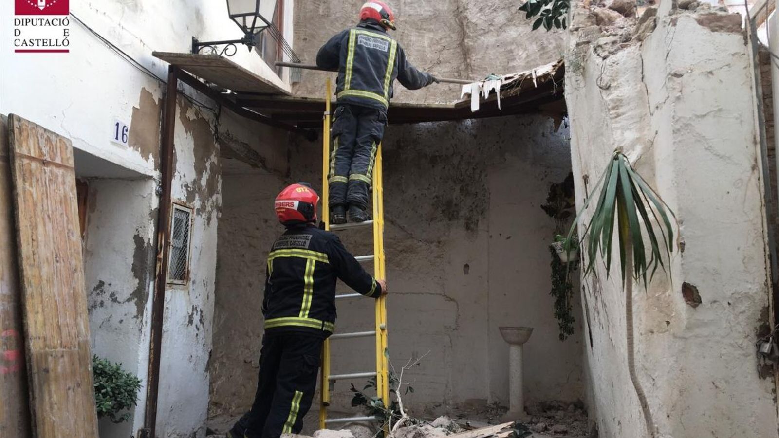 Els bombers del parc de la Plana Baixa han intervingut a la vivenda