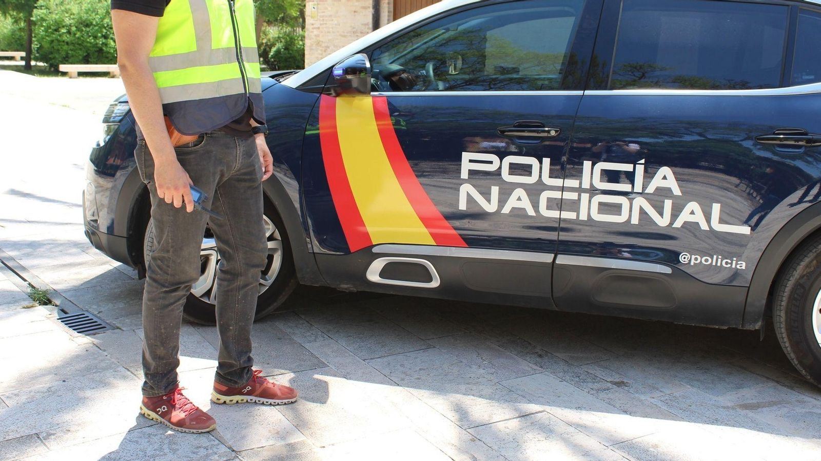 Agent i vehícle de la Policia Nacional