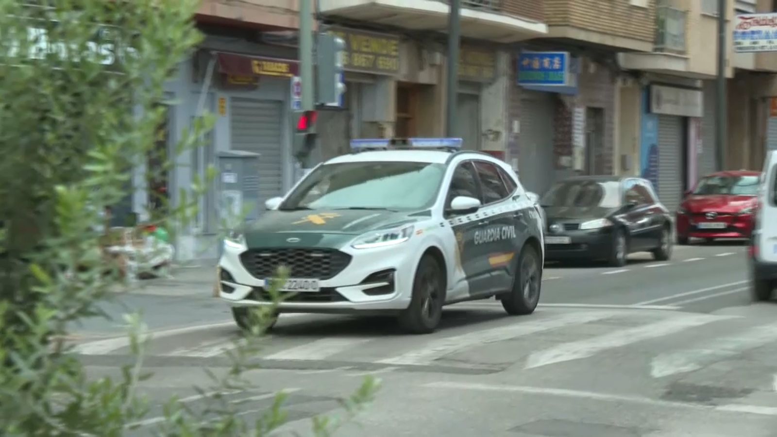 Un vehicle de la Guàrdia Civil circulava este matí pel carrer Blasco Ibañez de Massanassa, on va tindre lloc l'agressió mortal