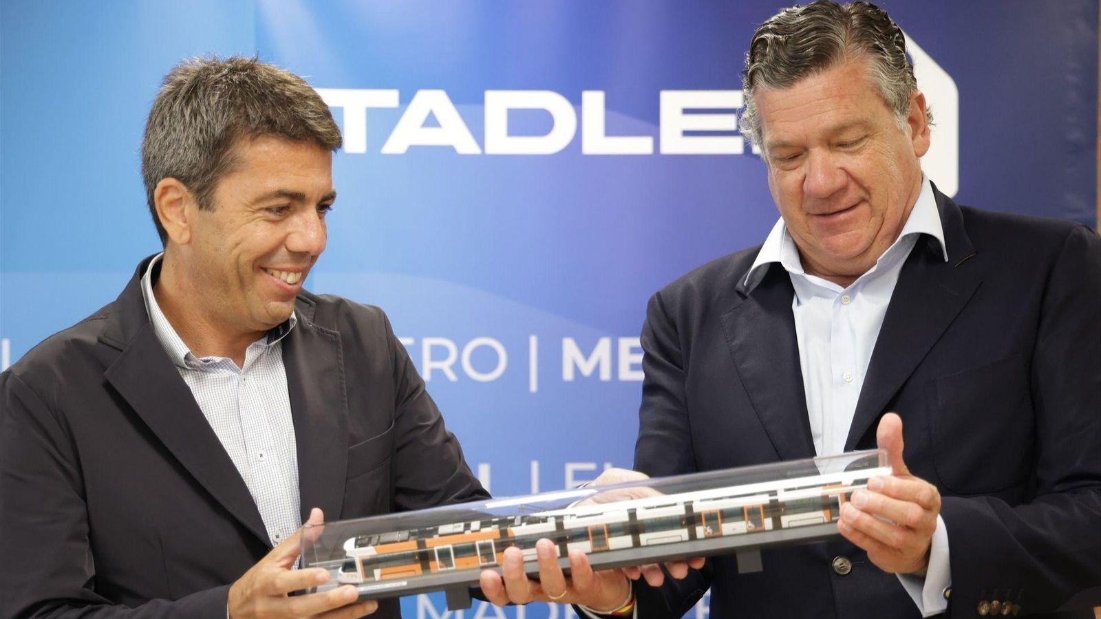 El president de la Generalitat, Carlos Mazón, i el president de Stadler Valencia, Íñigo Parra, en un acte el passat juliol