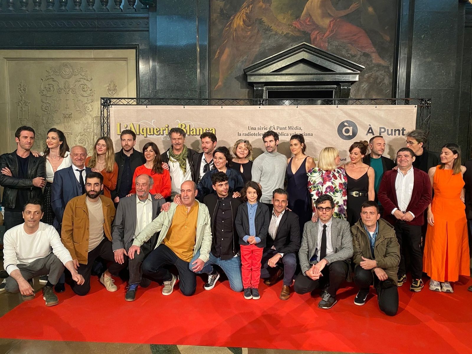 Els actors i les actrius de L'Alqueria Blanca han volgut acostar-se a les espectadores i espectadors de la sèrie valenciana més mítica