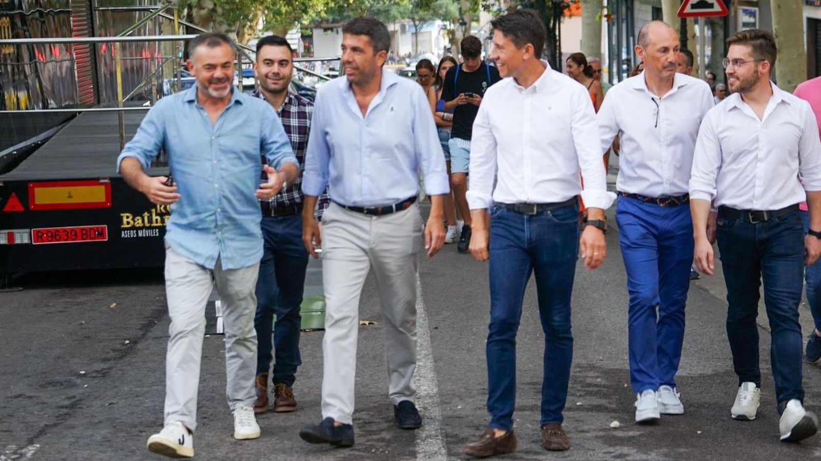 Mazón, envoltat de simpatitzants del PP a Xàtiva, aquest dimarts