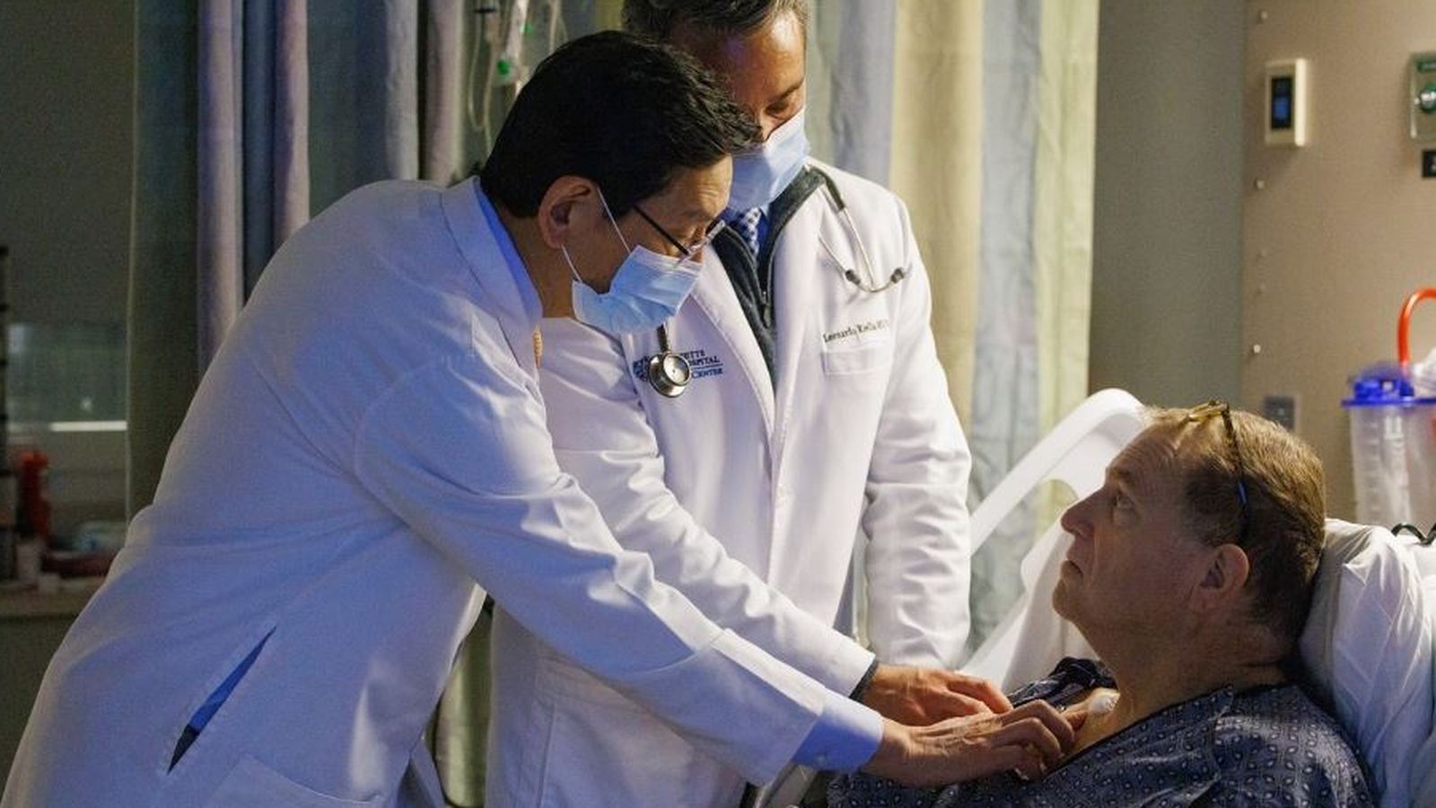 Els doctors amb el pacient al gener del 2025 després de fer el transplant del renyó del porc