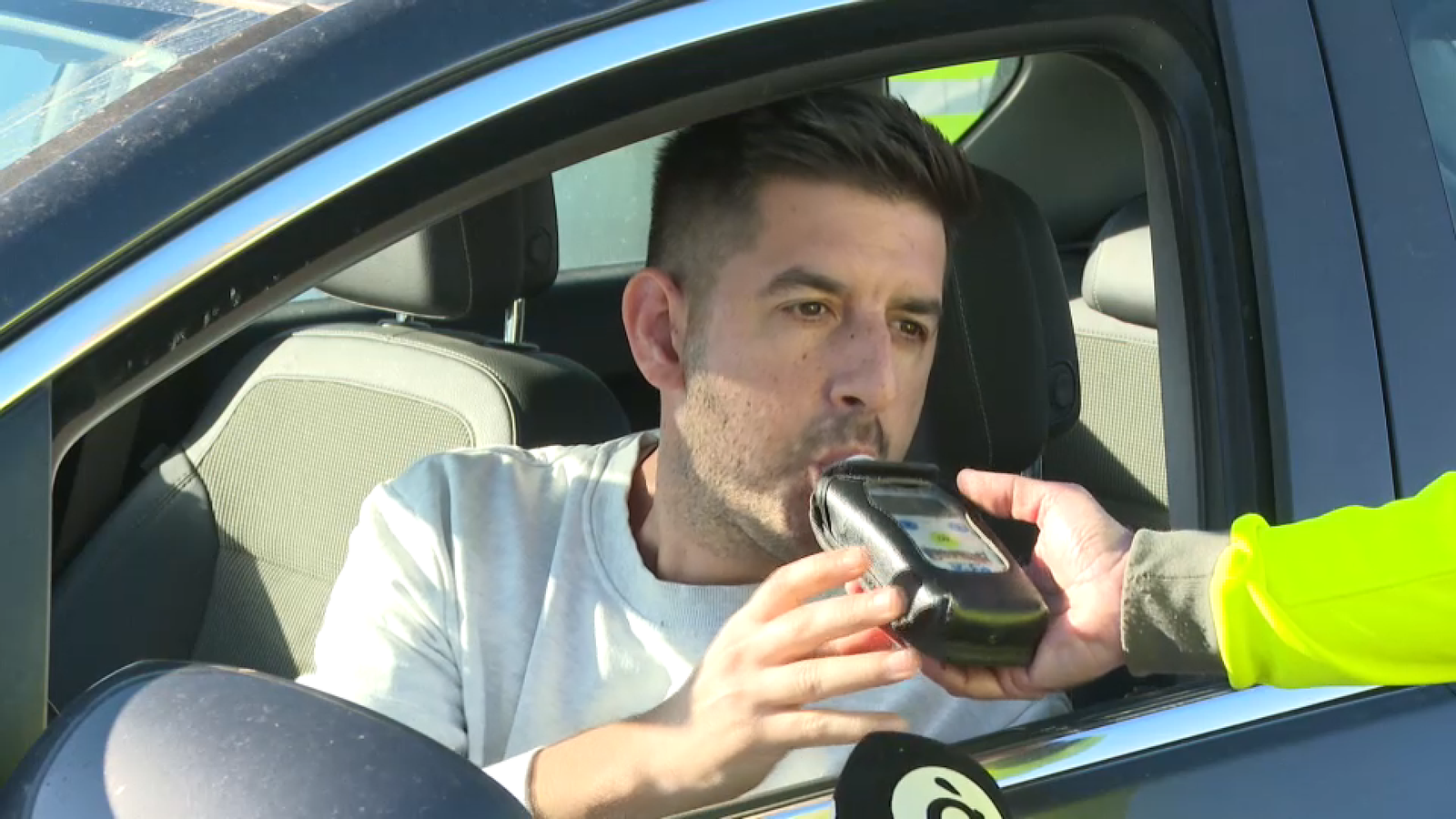 Un home bufant en un alcoholímetre en un control de la Guàrdia Civil