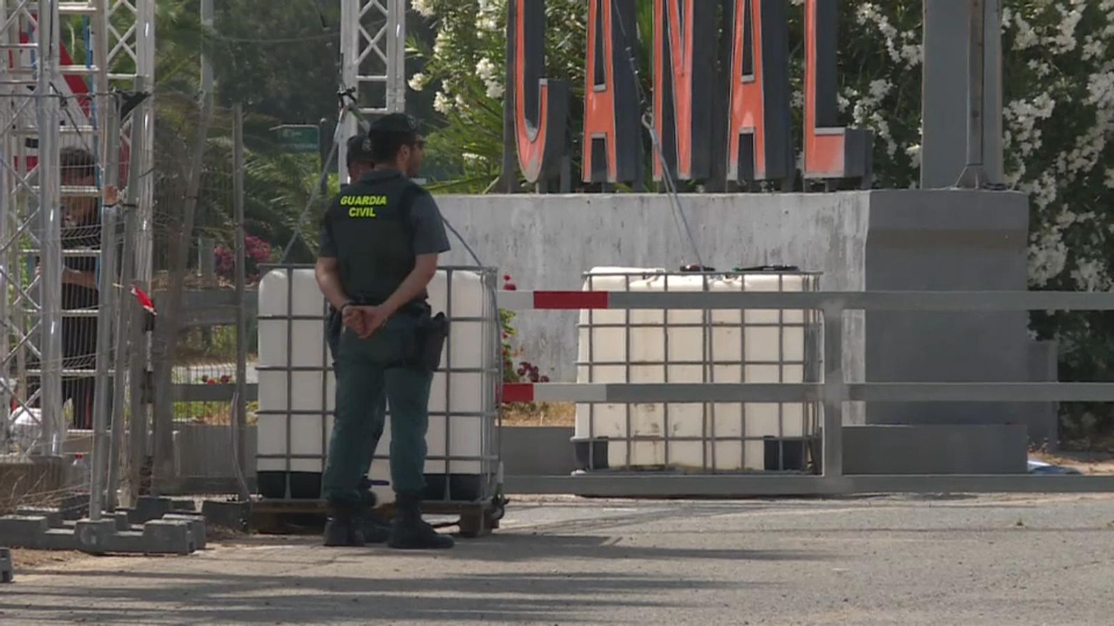 Agents de la Guàrdia Civil desallotgen els treballadors