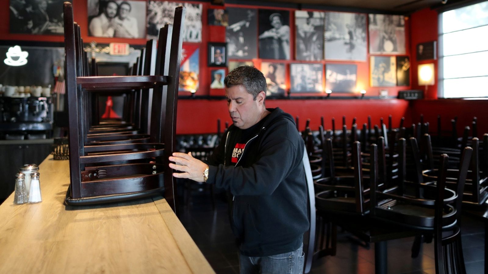 El propietari d’un bar es veu obligat a tancar pel brot de coronavirus a Glendale, Califòrnia