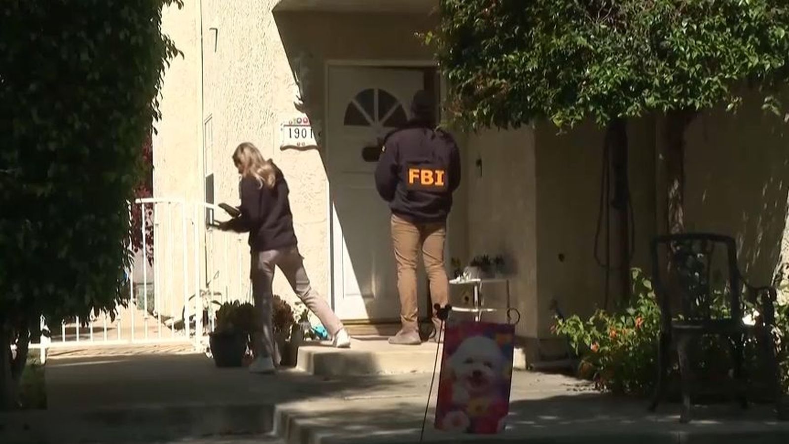 Agents del FBI en la casa de dos plantes del sospitós en Torrance, Califòrnia
