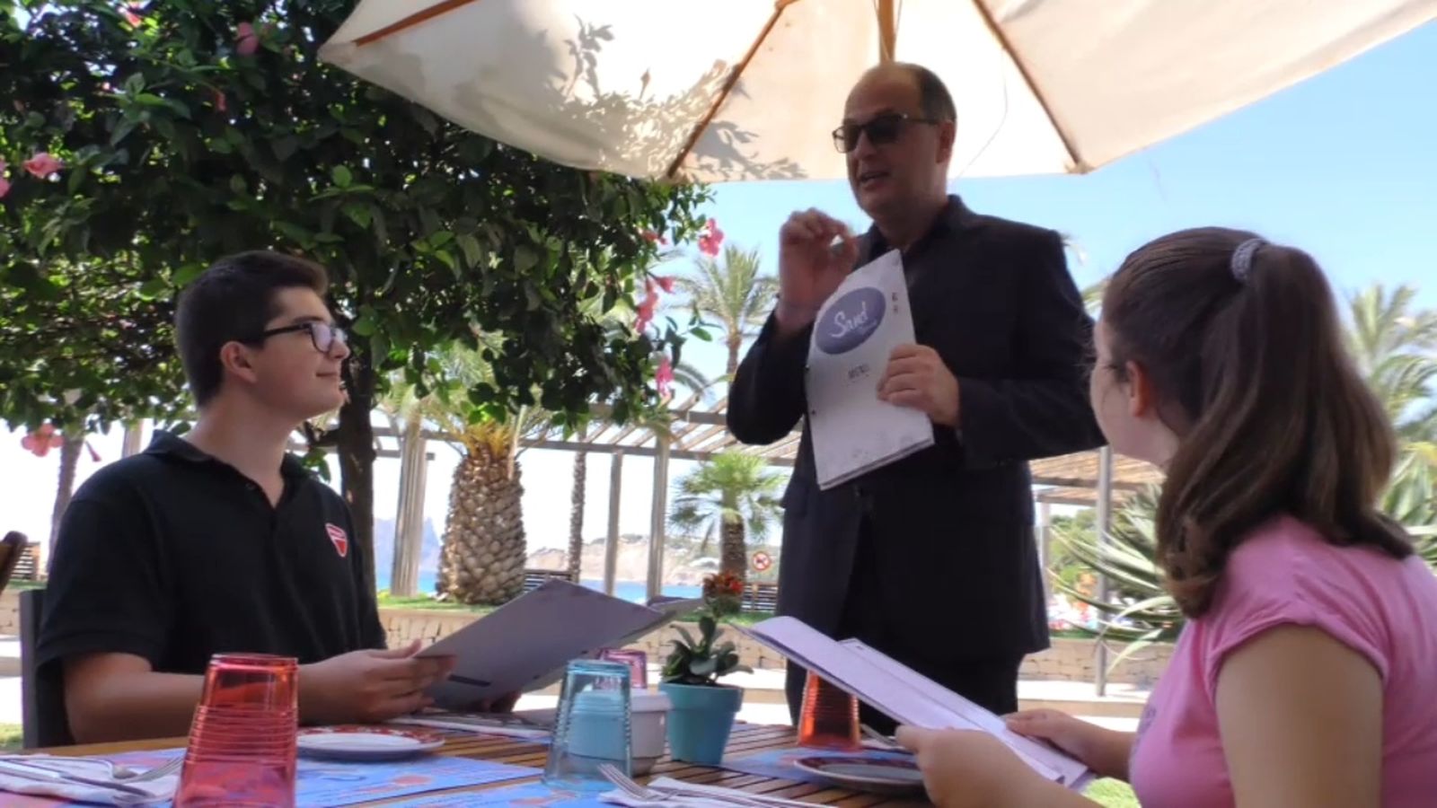 Juan Moll atén clients al seu establiment de Moraira