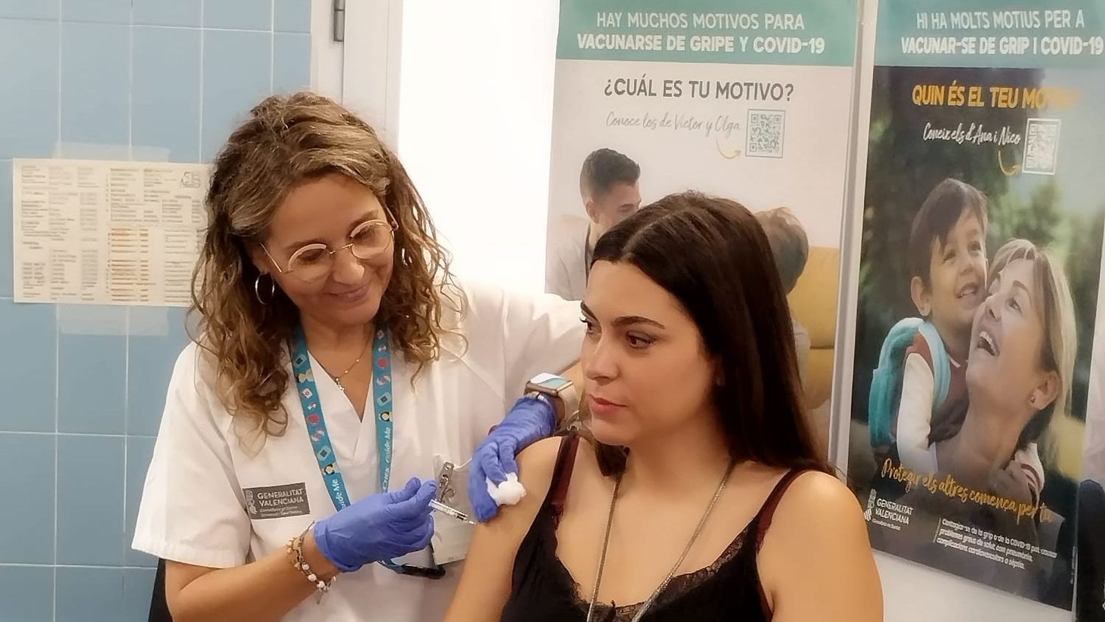 Paula, embarassada de 12 setmanes, ha estrenat la doble campanya de vacunació a València