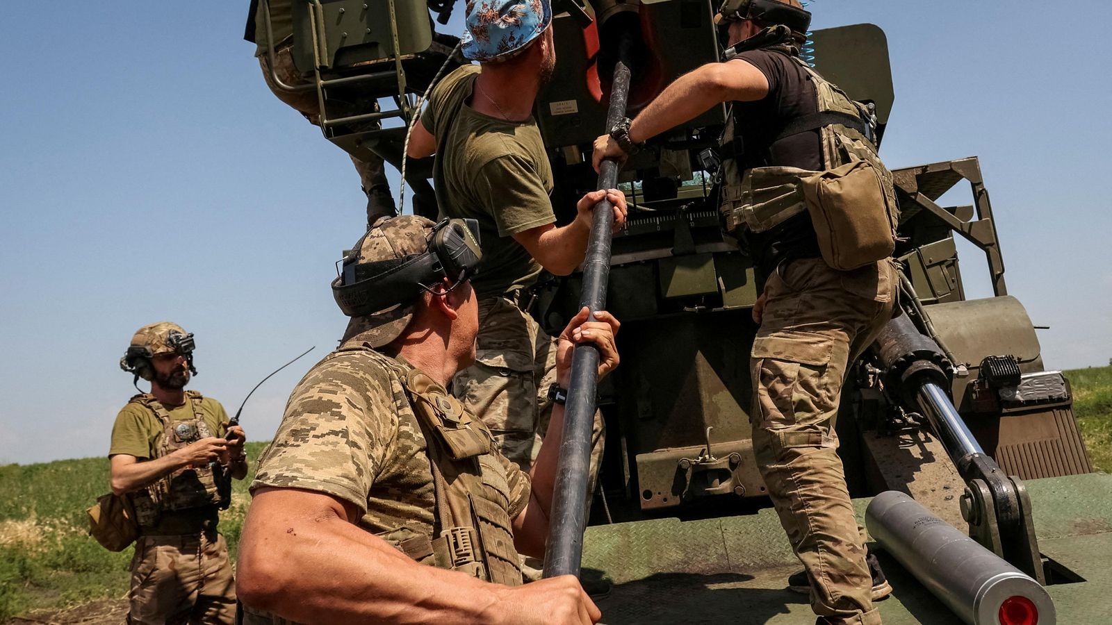 Militars ucraïnesos es preparen per a disparar un obús autopropulsat cap a les tropes russes prop de Bakhmut, a la regió de Donetsk, Ucraïna