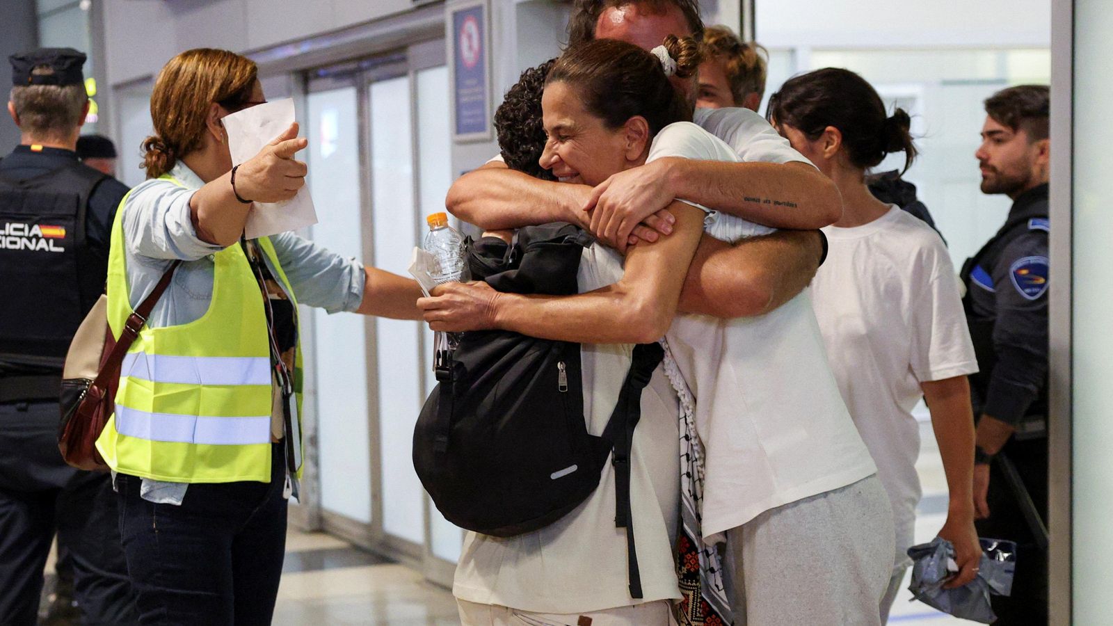Els 21 activistes espanyols que han format part de la Flotilla Global Sumud i que han estat detinguts per forces israelianes, en la seua arribada a l'aerport de Madrid