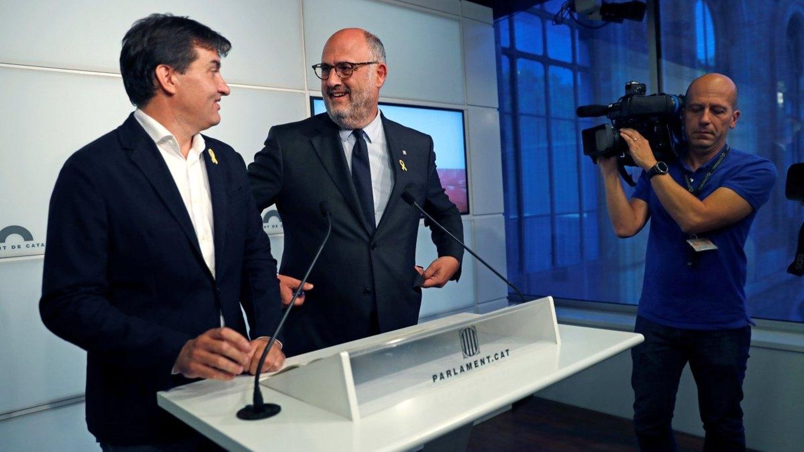 Els portaveus d'ERC, Sergi Sabrià i de JxCat, Eduard Pujol, expliquen l'acord en una roda de premsa
