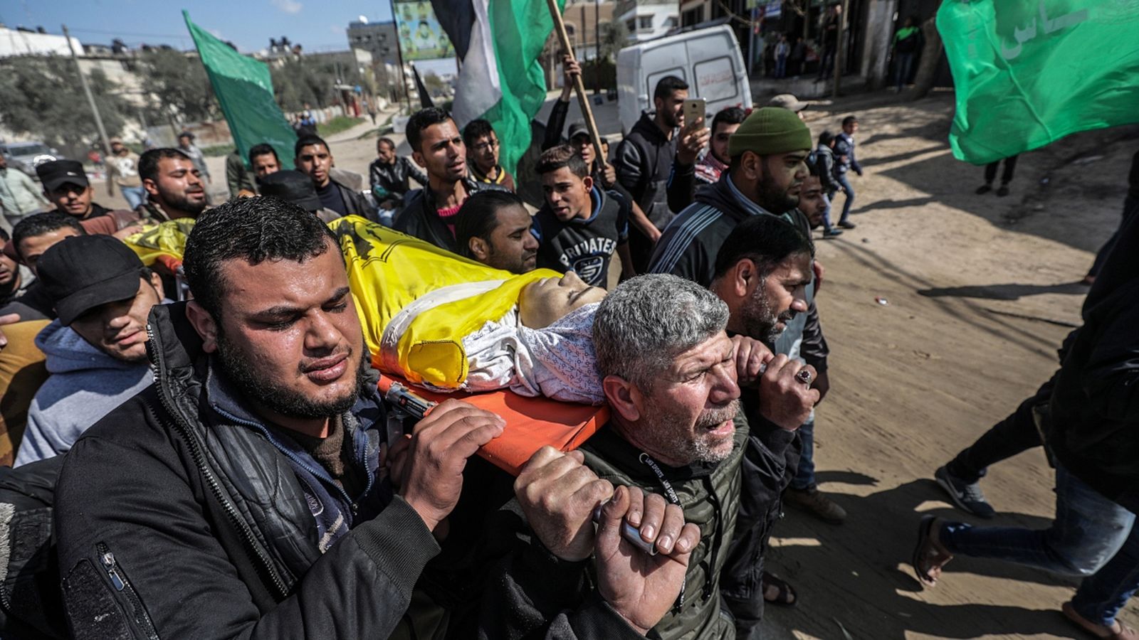 Un grup de palestins porten el cos d'un jove de 15 anys durant el seu funeral a Gaza aquest mes de febrer