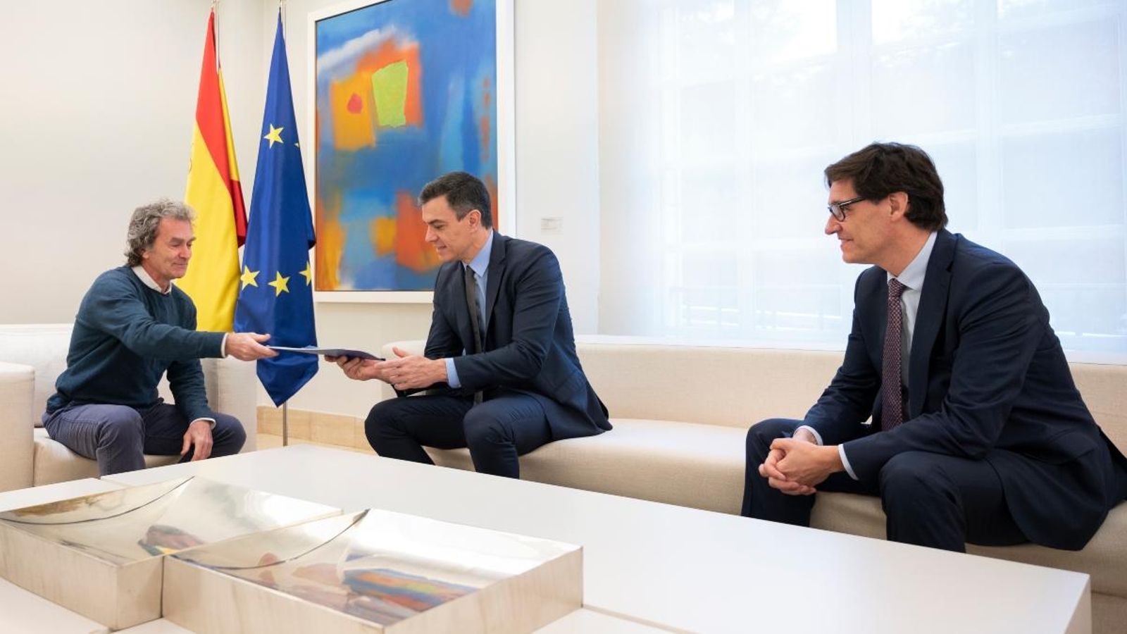 Simón i Illa entreguen al president Sánchez l'informe amb les recomanacions per a la transició