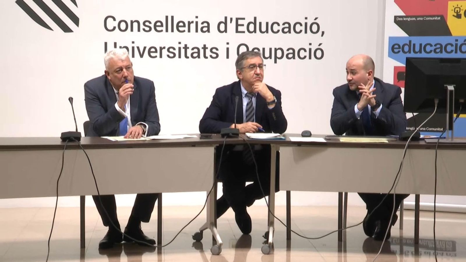 El conseller d'Educació José Antonio Rovira (centre) amb el secretari autonòmic Daniel McEvoy (esquerra) i el director general de política lingüística, Ignacio Martínez Arrúe