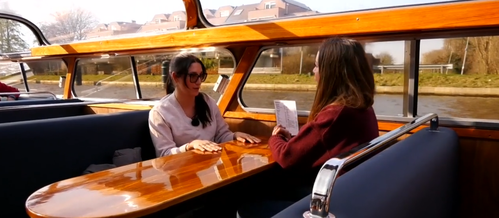 Amb Lluna López, de Sant Antoni de Benaixeve, recorrerem els famosos canals de la ciutat en un vaixell.