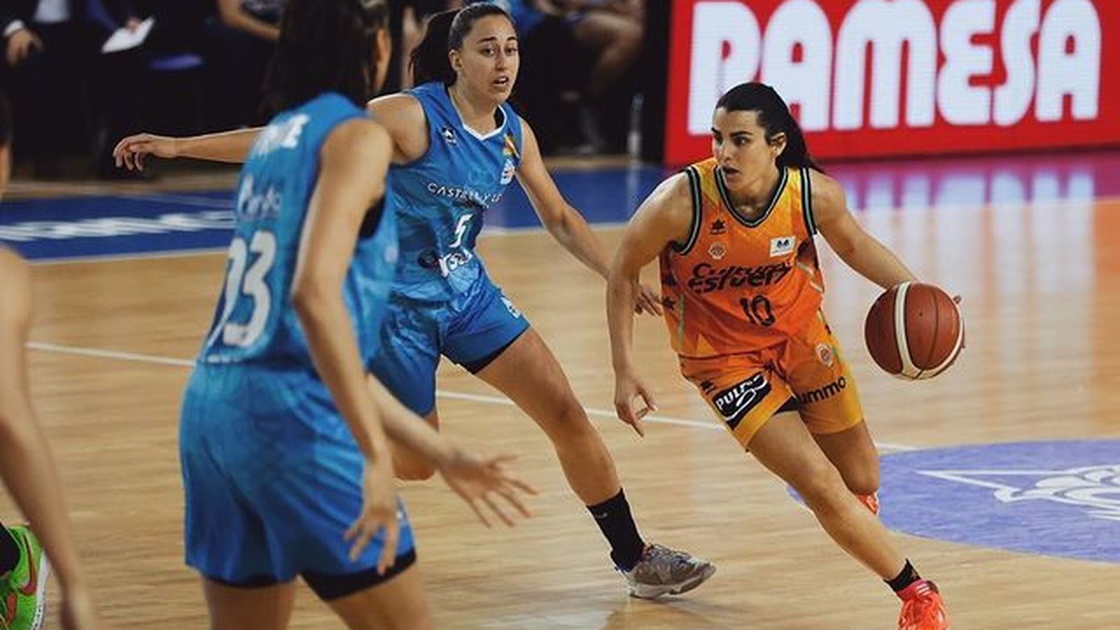 Letícia Romero en un partit contra el Perfumerías Avenida