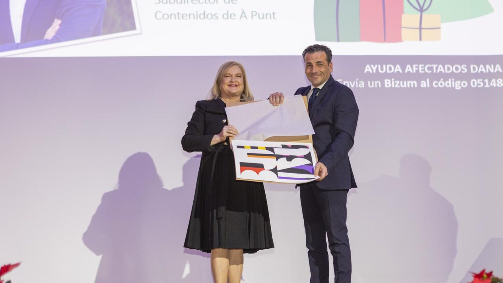 Alfred Costa, l'actual subdirector de Continguts d'À Punt, ha rebut este guardó de la mà de Carmen de Rosa