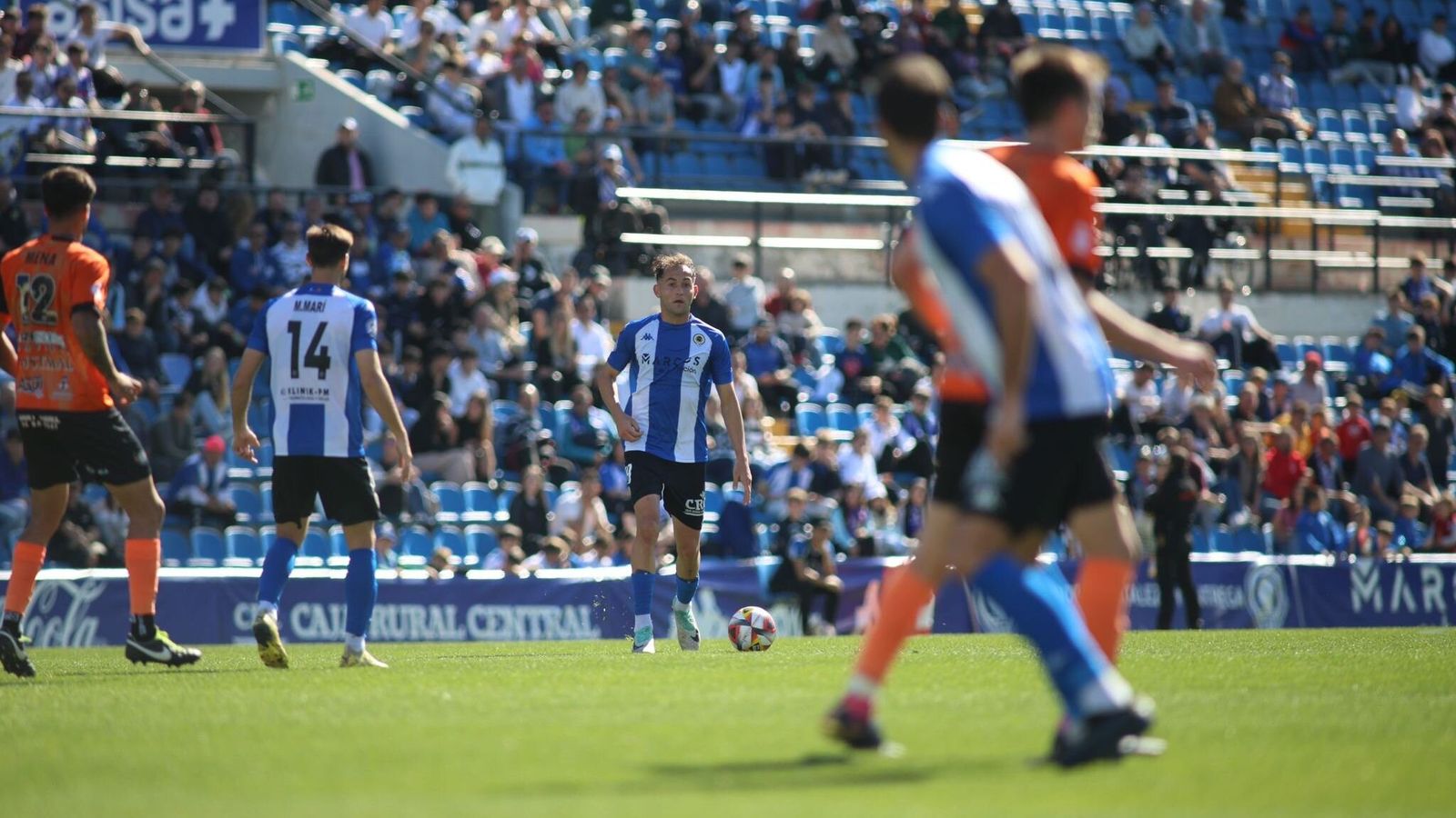 Una acció del partit entre l'Hèrcules i el Penya Esportiva